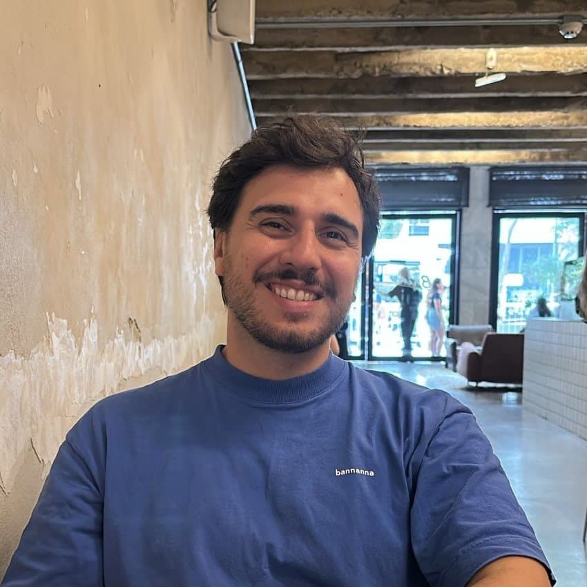 Felipe Jarrusso sorrindo — ambiente descontraído